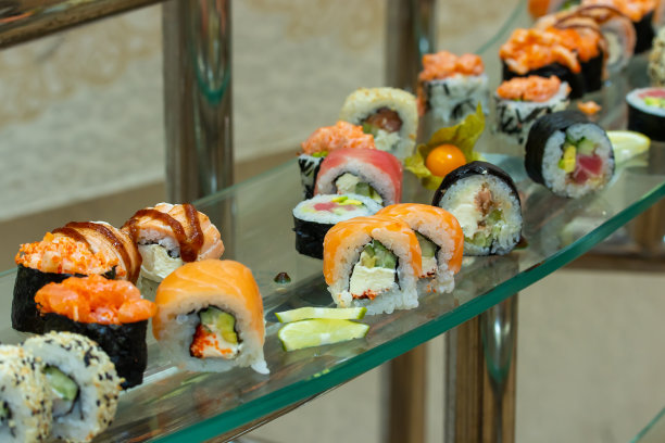 新鲜的寿司卷，种类繁多。选择性地关注中间。餐饮图片下载
