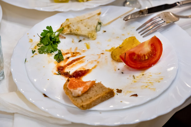 餐馆桌子上的剩菜和脏盘子。聚会后剩下的残羹剩饭图片下载