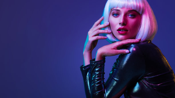 魅力时尚的女孩。漂亮的脸蛋，明亮的妆容。年轻漂亮的女人戴着白色假发，波波头发型。近距离艺术肖像的年轻迷人的女人与生动的色彩。时髦的金发女郎。图片下载