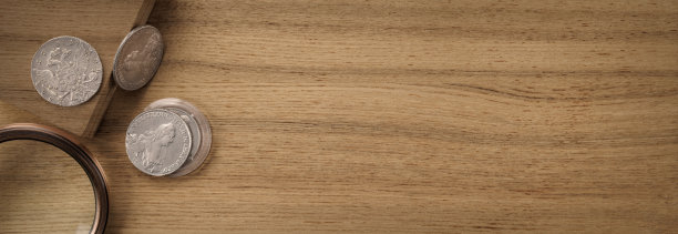 古币。桌上放着旧的收藏钱币。前视图。为你的文本复制空间图片下载