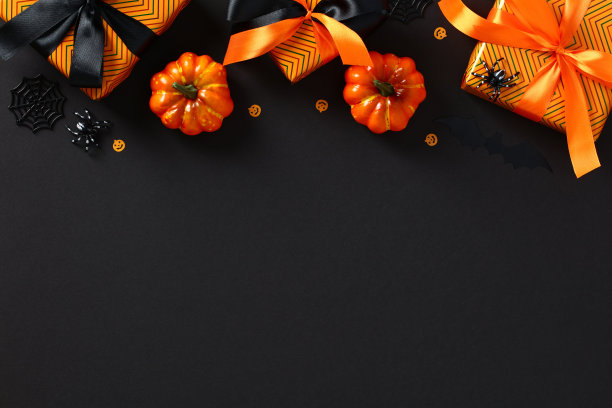 万圣节背景与礼品盒，南瓜，蜘蛛，蝙蝠在黑色。快乐万圣节假期大甩卖，打折，促销横幅模板。图片下载