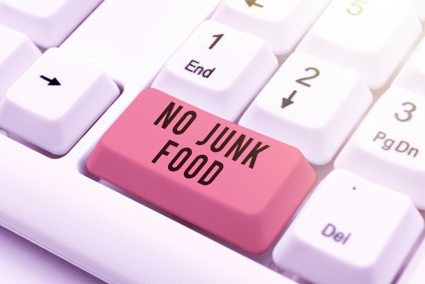 文字标志显示“禁止垃圾食品”。商业方法停止吃不健康的东西，节食，放弃汉堡，薯条图片下载