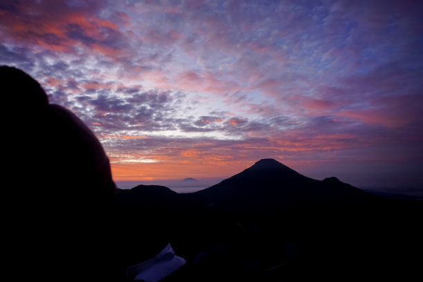 山顶上的日出图片下载