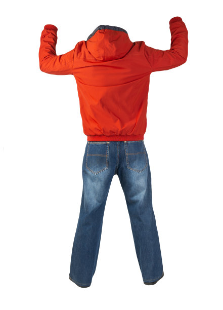 深蓝色牛仔裤，黑色皮鞋，白色背景下的夹克。图片下载