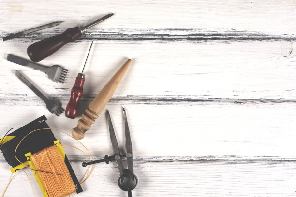 在天然皮革上制作工具。前视图。图片下载