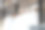 衬衫挂在一个可行走的衣橱里，上面有一件米色和白色的T恤。图片下载