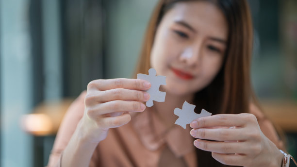 近距离的商业女性连接夫妇拼图纸拼图，团队合作，成功，目标，战略，伙伴关系，商业解决方案的概念。图片下载