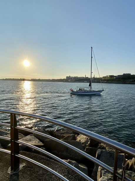 帆船在普利茅斯海峡，普利茅斯港，英国图片下载