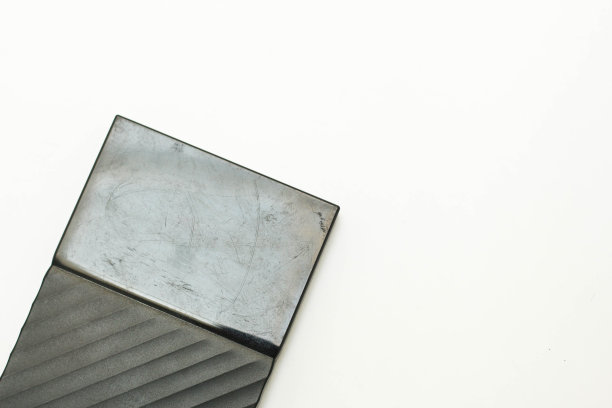 黑色外置硬盘硬盘隔离在白色背景上。本空间图片下载