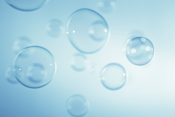 bstract美丽透明的蓝色肥皂泡背景。肥皂南德泡沫水。图片下载