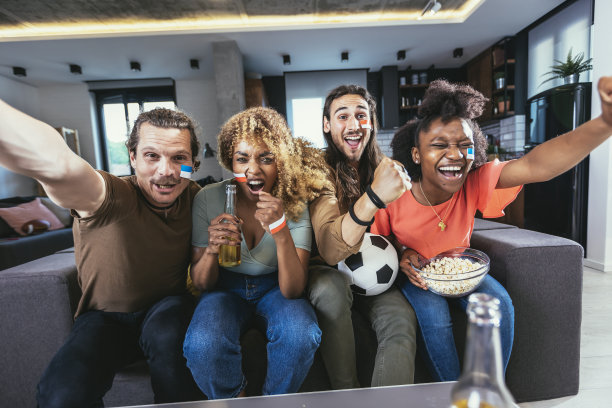 非常兴奋的朋友在家里看足球比赛，在室内。图片下载