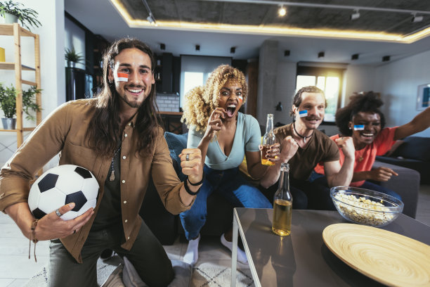 非常兴奋的朋友在家里看足球比赛，在室内。图片下载