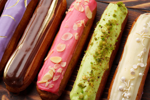 各种各样的甜和彩色的泡芙在木制背景图片下载