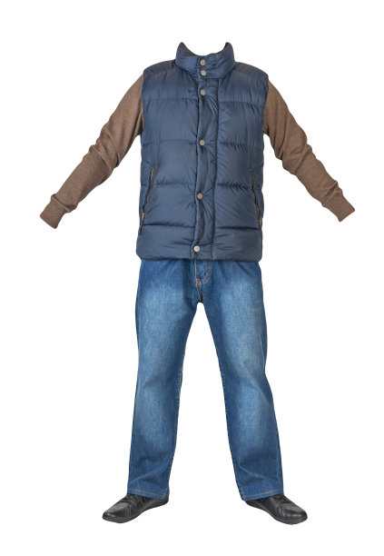 深蓝色无袖夹克，蓝色牛仔裤，毛衣和黑色皮鞋孤立在白色的背景。图片下载