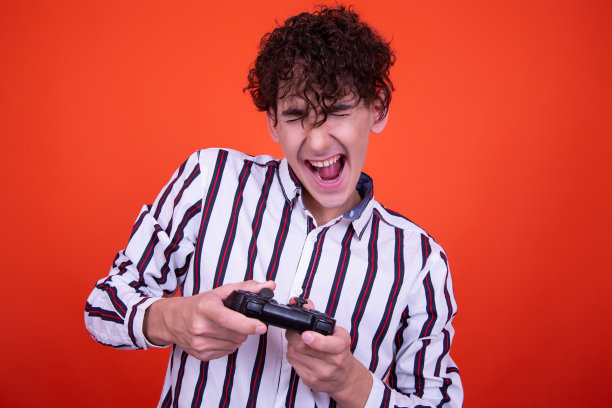 有趣的年轻人在玩电子游戏。图片下载