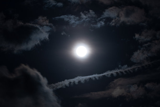 月光照耀的晚上图片下载