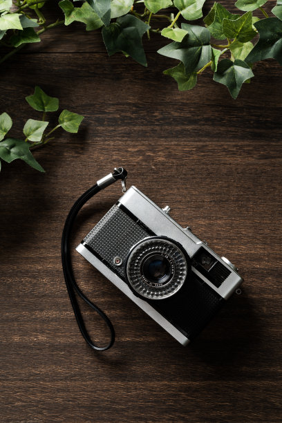 旧胶卷相机被隔离在木桌上图片下载