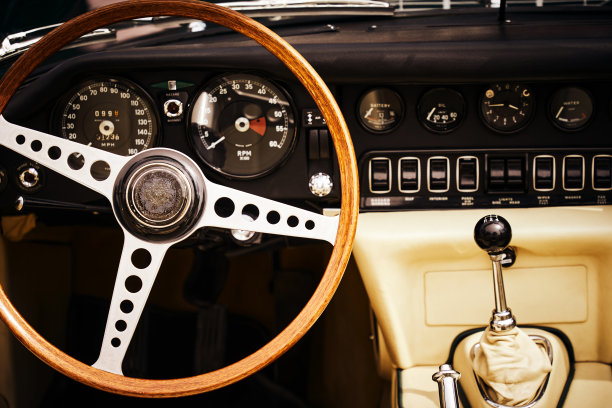 老式汽车方向盘的特写图片下载