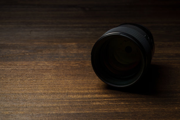 木桌上的镜头特写图片下载