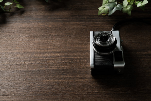 旧胶卷相机被隔离在木桌上图片下载