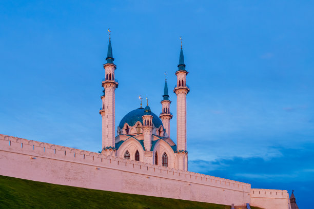 俄罗斯喀山的库尔沙里夫清真寺，在夕阳在黄昏天空中的粉红色光芒中图片下载