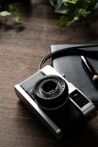 旧胶卷相机被隔离在木桌上图片下载
