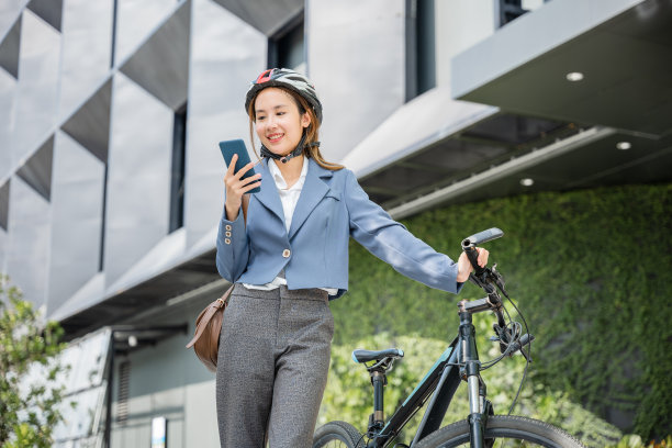 亚洲美丽的年轻女子在去办公室工作时使用智能手机与业务交谈图片下载
