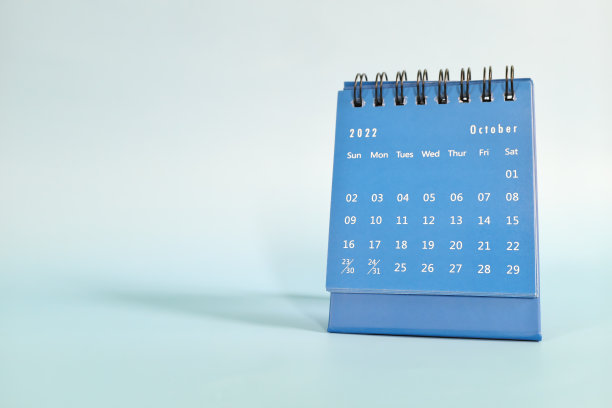 选择焦点2022年10月台历绿色背景与复制空间。图片下载