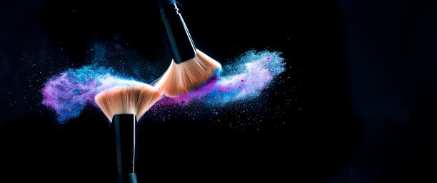 化妆刷上的粉沫互相摩擦图片下载