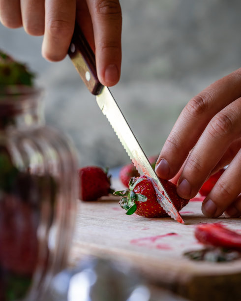 在厨房切草莓做甜点的女人图片下载