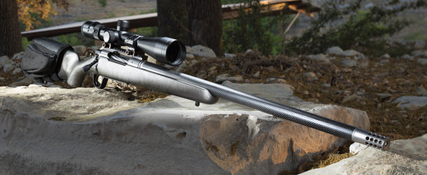 螺栓动作步枪和瞄准镜在户外图片下载