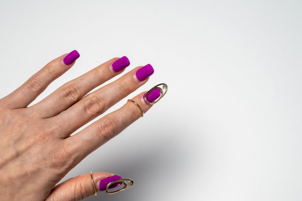 美丽的女性手与白色背景的美甲，指甲装饰珠宝，艺术设计，创意配件图片下载