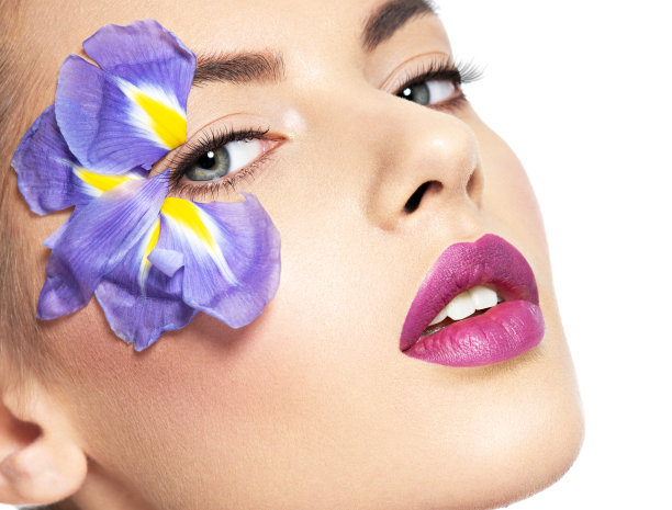 肖像的年轻美丽的女人与时尚的化妆图片下载