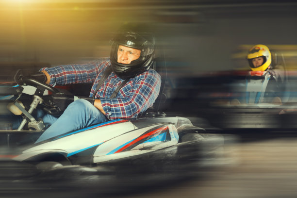 男子驾驶卡丁车图片下载