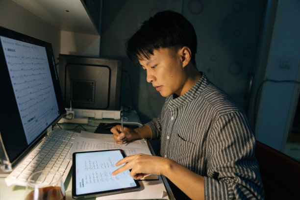 一个人熬夜学习和工作图片下载