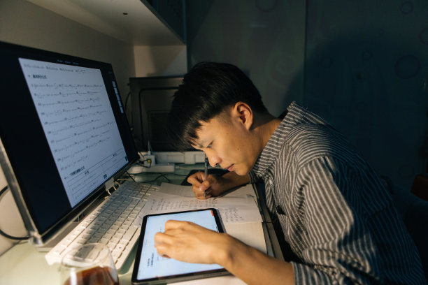 一个人熬夜学习和工作图片下载