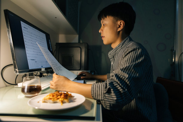 一个人熬夜学习和工作图片下载