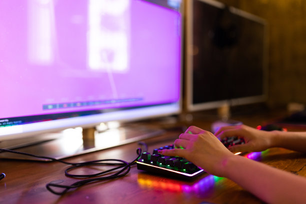 一个漂亮的女人站在电脑前图片下载