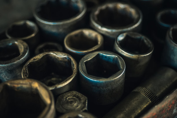 肮脏的设置或金属扳手设置特写。真正的汽车机械工具。图片下载