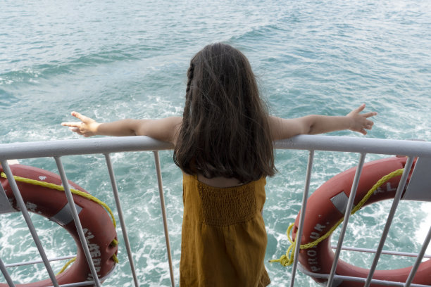 小女孩在渡船上旅行图片下载