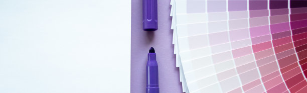 横幅与油漆样品，多颜色的swatch。丁香背景，笔记本，紫色马克笔。本空间图片下载