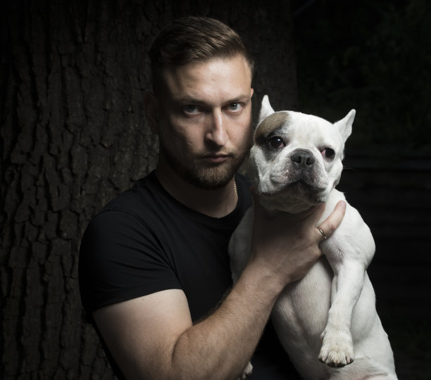 一个男人和一只狗的肖像图片下载