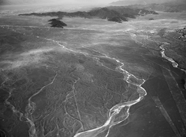 从上空俯瞰纳斯卡沙漠的鸟瞰图图片下载