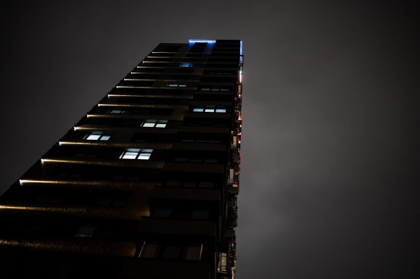 高耸的居民楼从下往上映衬着夜晚蔚蓝的星空。10月15日，乌克兰基辅图片下载