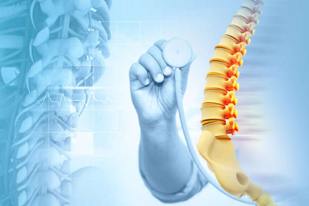 医生在模糊的背景下检查和诊断人体脊柱。三维演示图片下载