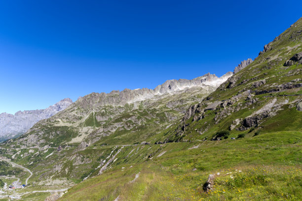 阳光明媚的夏日，瑞士山口的美丽风景全景。图片下载