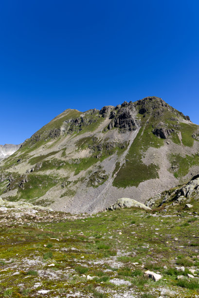 阳光明媚的夏日，瑞士山口的美丽风景全景。图片下载