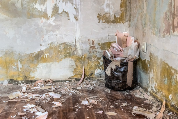 凌乱的房间角落里，黑色垃圾袋里装着几张旧墙纸图片下载