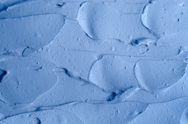 浅蓝色膨润土面泥(藻酸盐面膜、面霜、身体包裹)质地贴近，选择性聚焦。抽象的背景与笔触。图片下载