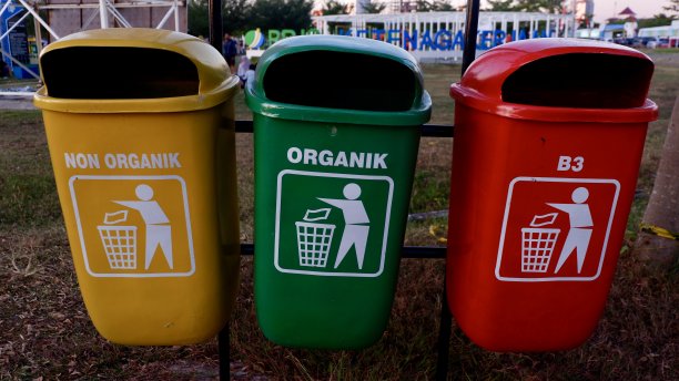 五颜六色的塑料垃圾桶，可以装不同类型的垃圾图片下载